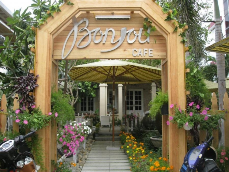 [GỢI Ý] 4+ Mẫu cổng quán cafe sân vườn đẹp “vạn người mê”