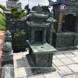 Mộ hai mái đá xanh rêu 01