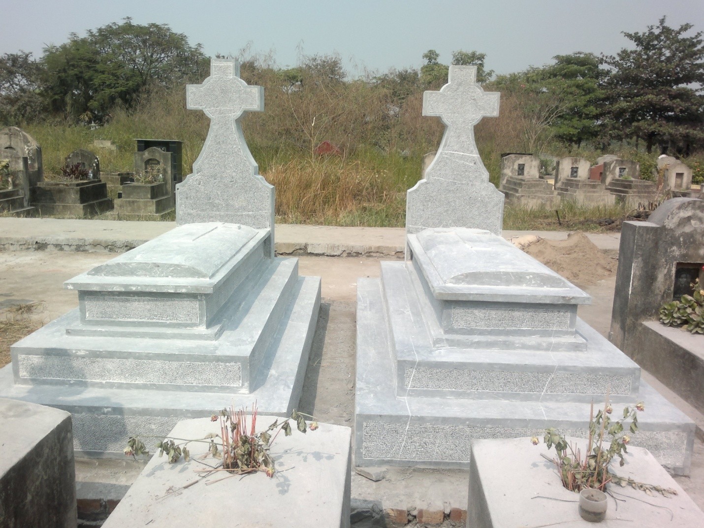 Mộ đá công giáo gồm phần thân mộ, nắp mộ và bài vị