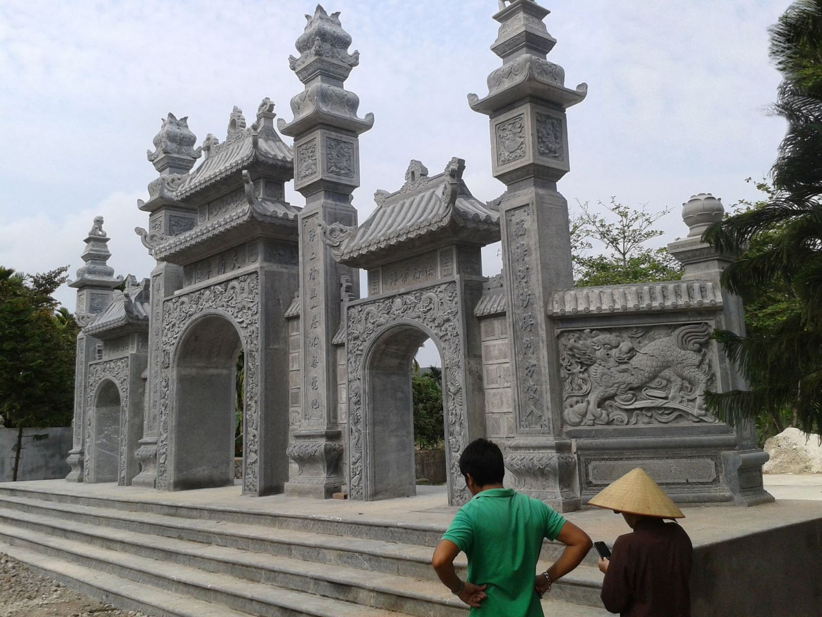 Cổng tam quan đá là biểu tượng văn hóa tâm linh của người Việt